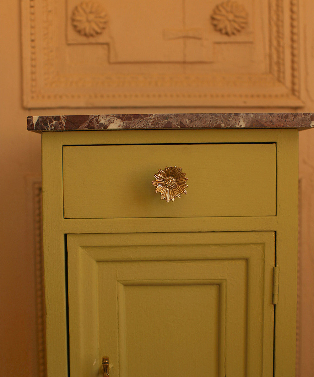 Breezy Daisy Knob