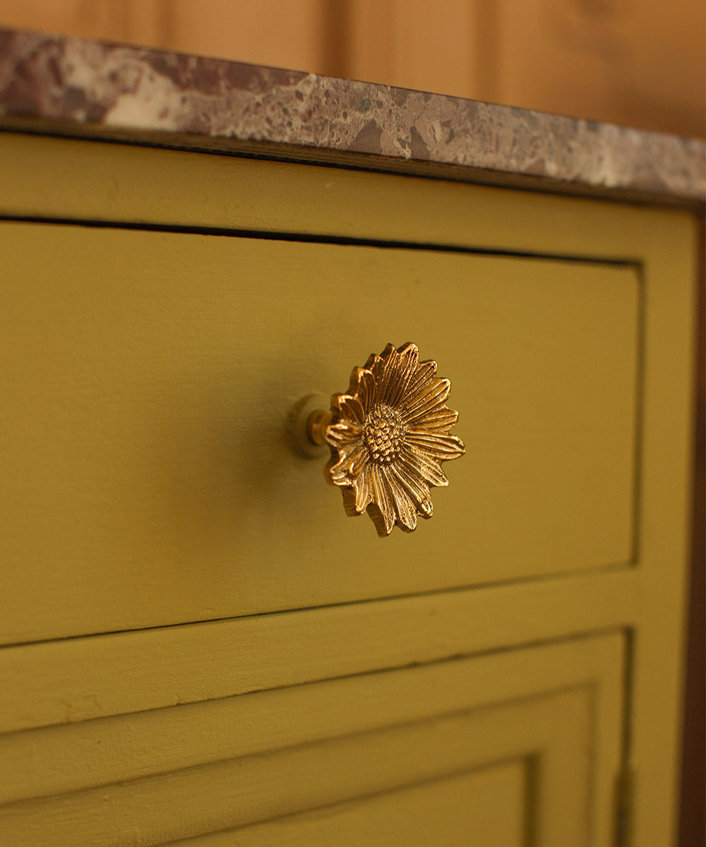 Breezy Daisy Knob