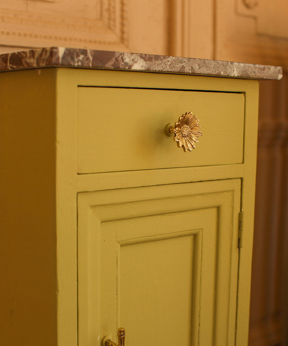 Breezy Daisy Knob