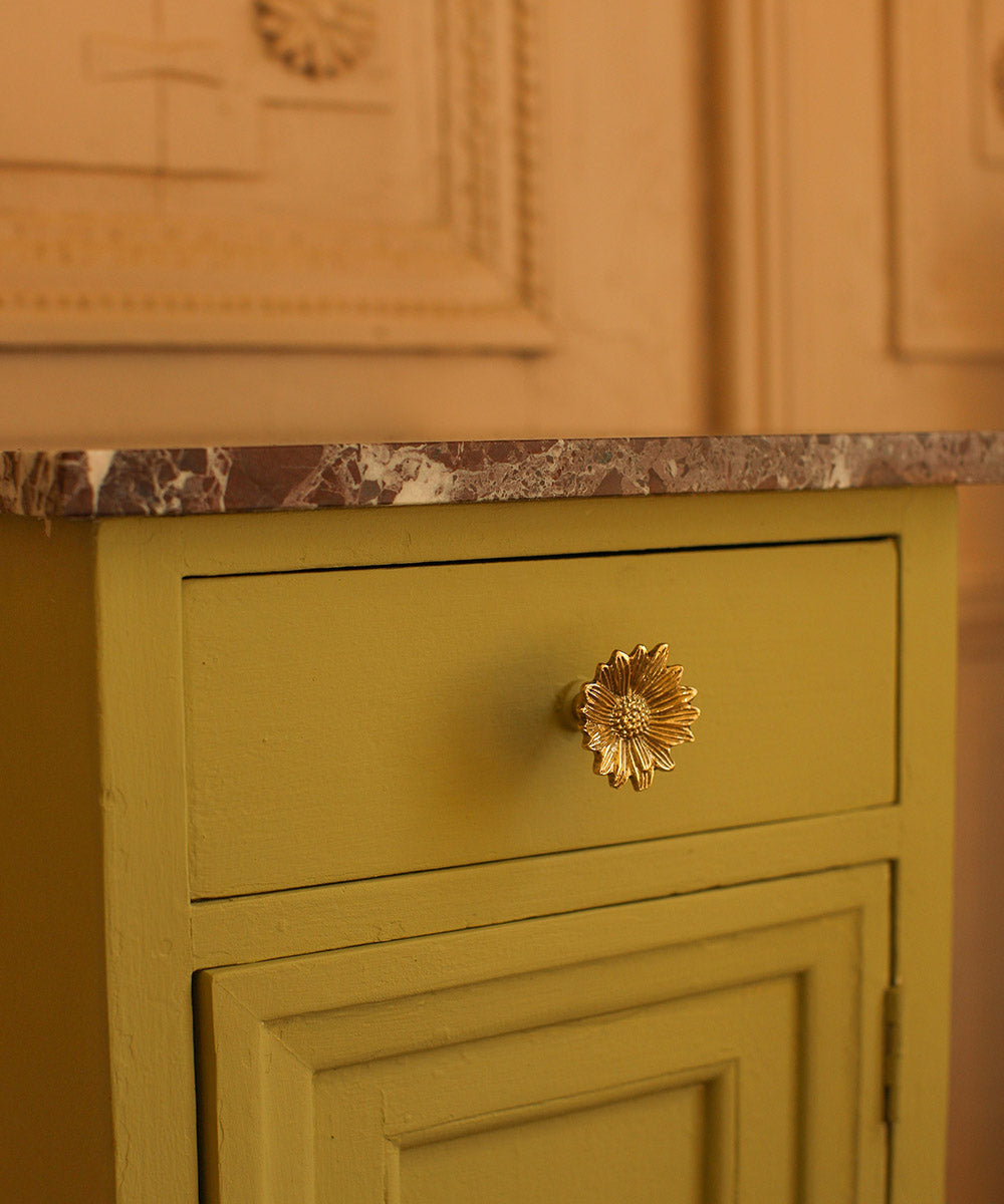 Breezy Daisy Knob