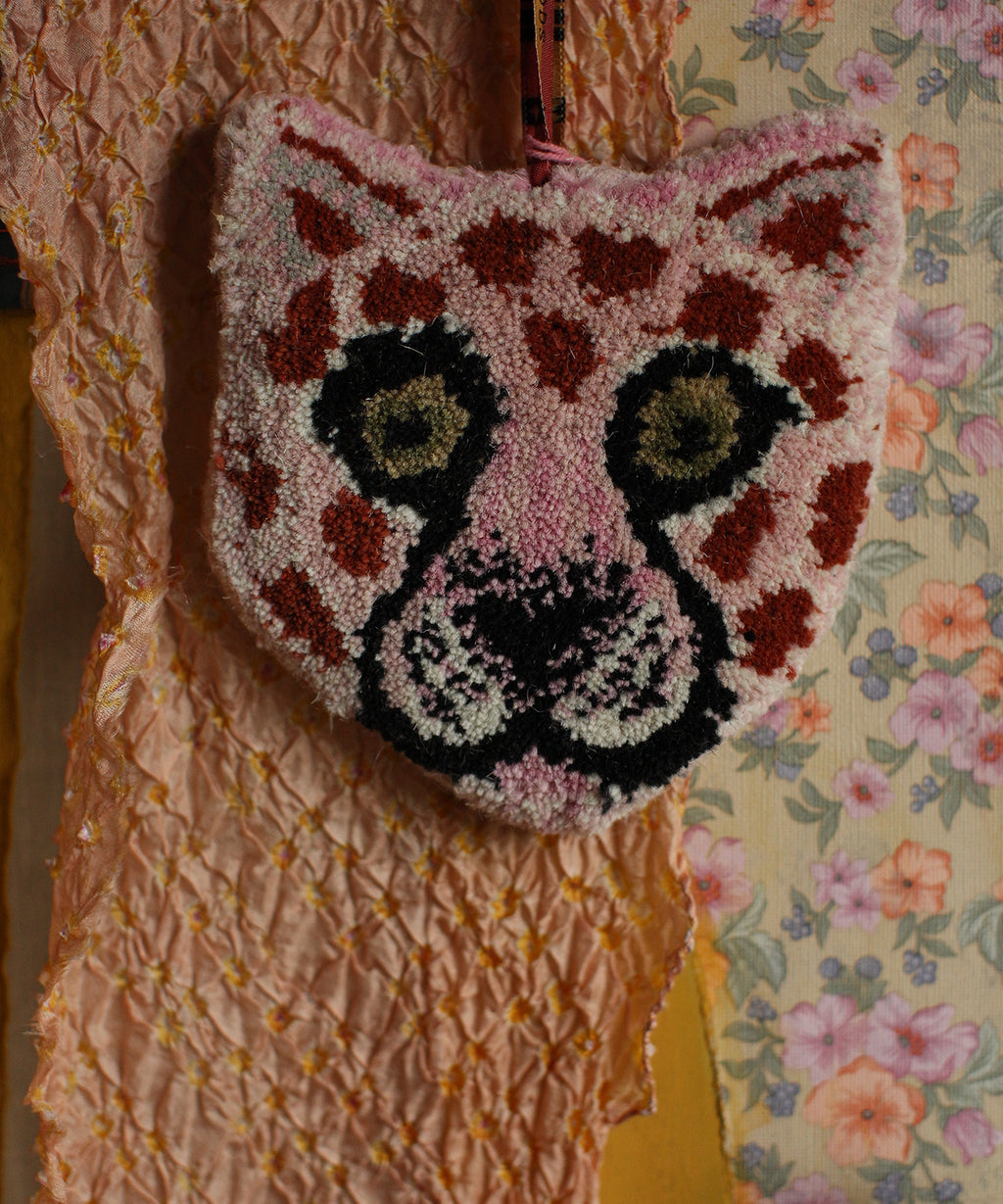 Pinky Leopard Gift Hanger