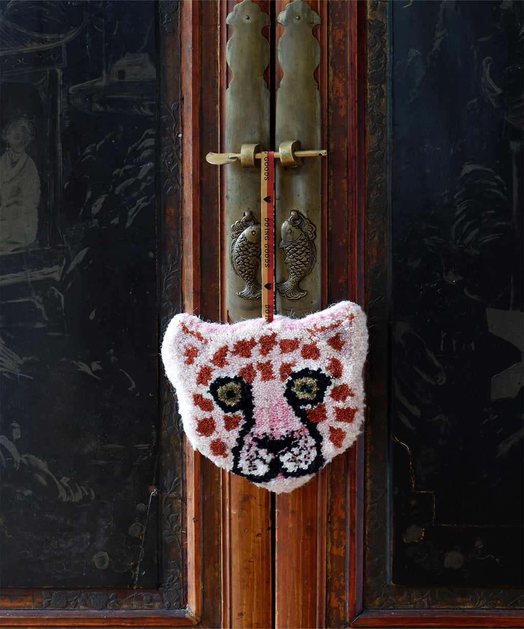 Pinky Leopard Gift Hanger